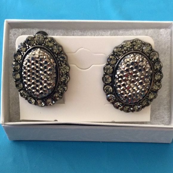 Vintage Clip on Earrings - Picture 1 of 6